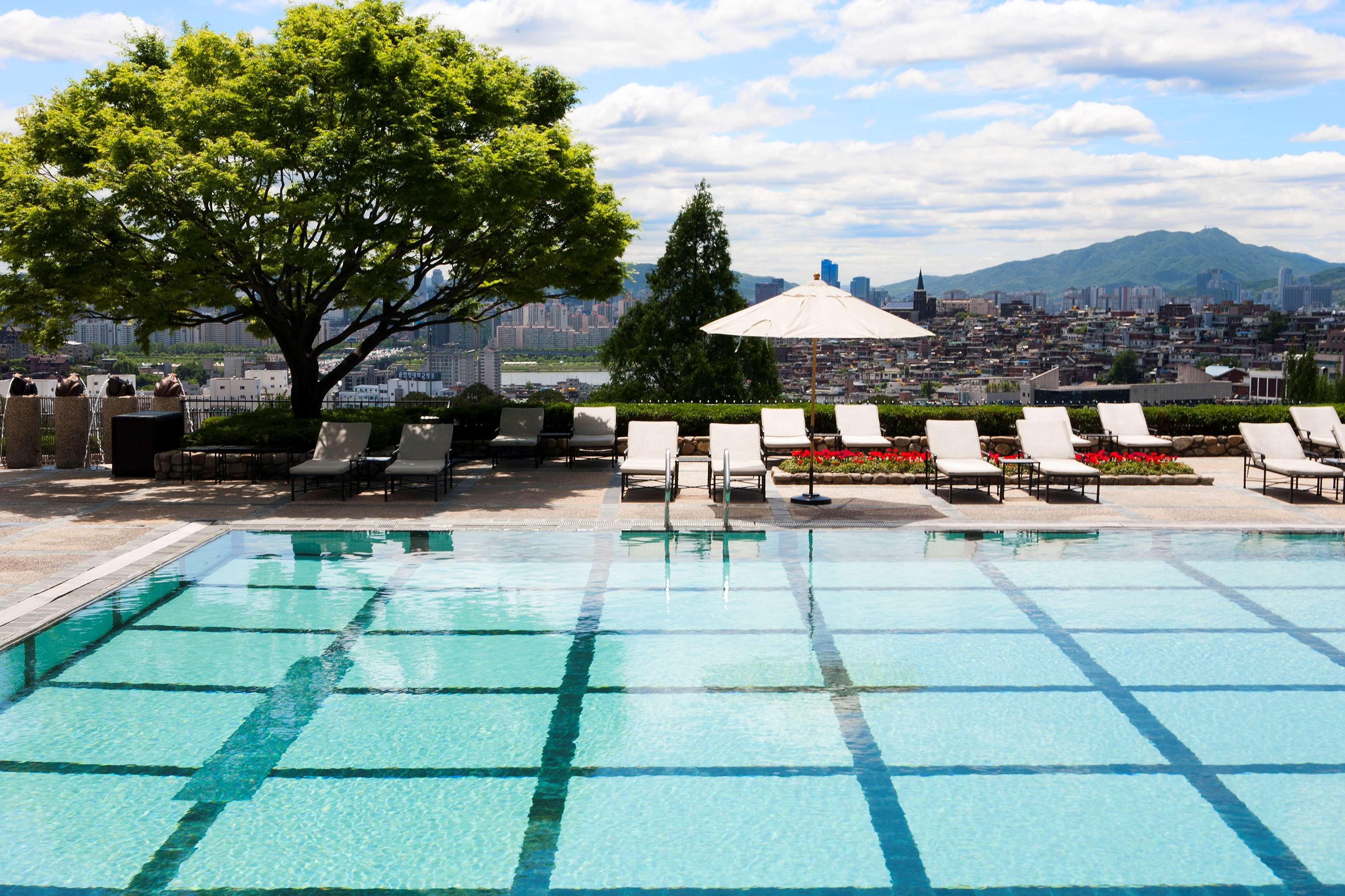 首尔君悦酒店 首爾 外观 照片 The pool at the hotel