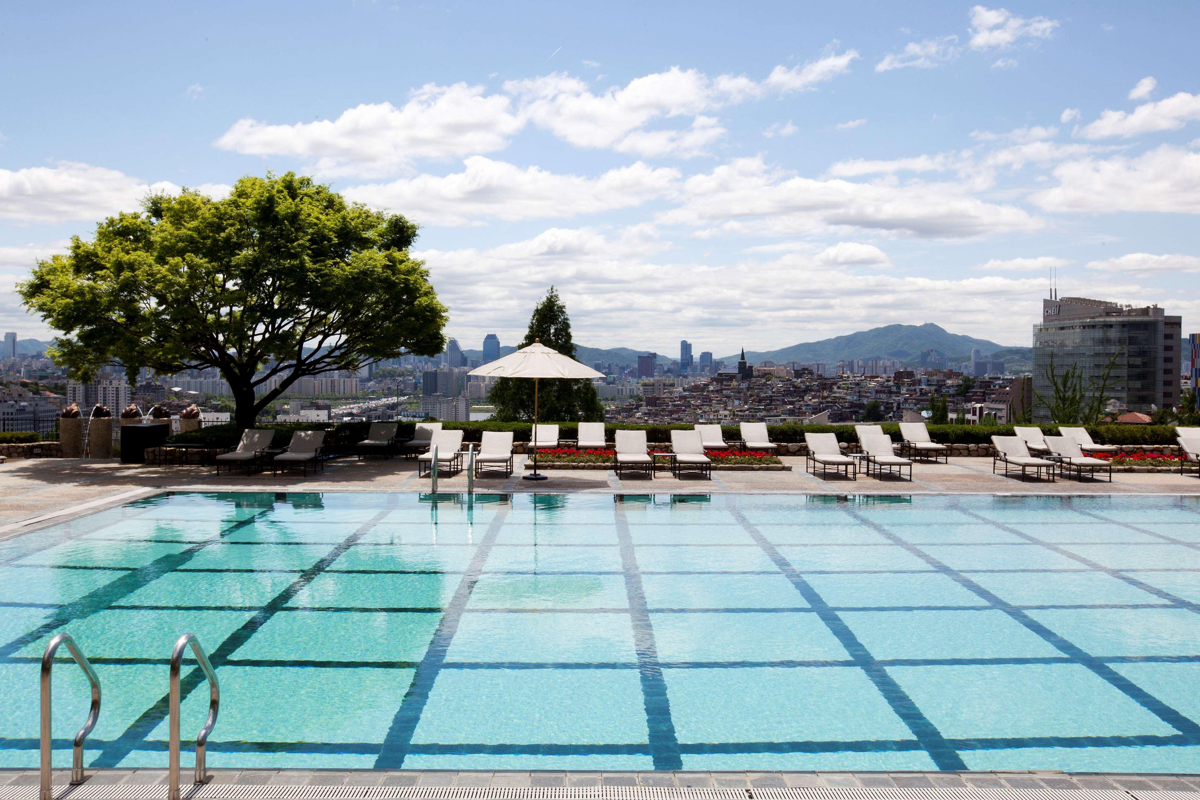 首尔君悦酒店 首爾 外观 照片 Rooftop pool at the Four Seasons Hotel